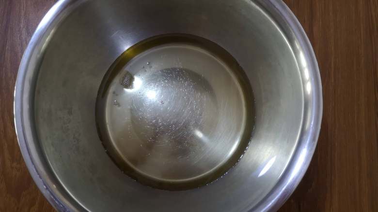 酥香+营养+三色藜麦桃酥,称量玉米油倒入盆中,加入盐。