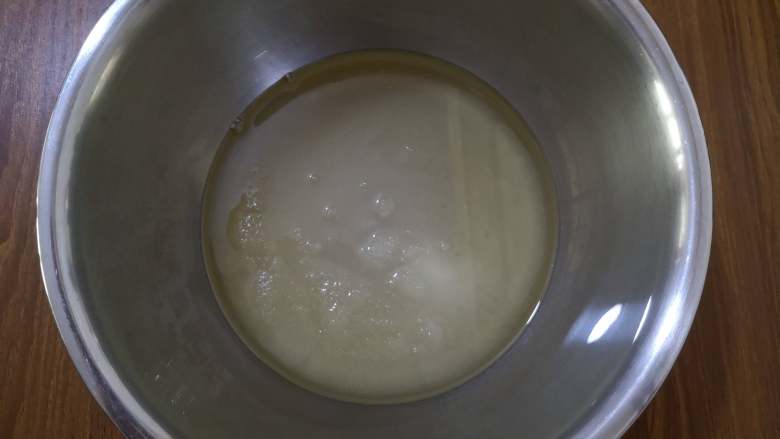酥香+营养+三色藜麦桃酥,加入白糖,搅拌均匀。