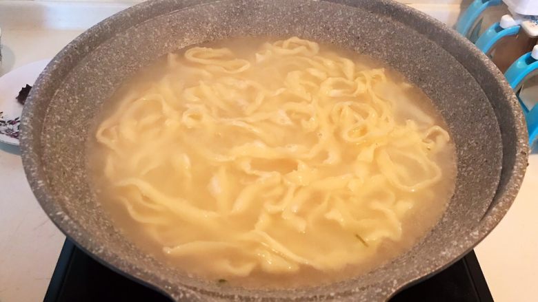 武汉热干面,水烧开后加入湿面,煮4分钟