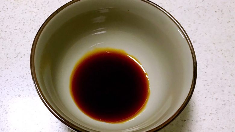 武汉热干面,调制碗汁:小碗里面加入1勺<a style='color:red;display:inline-block;' href='/shicai/ 788'>生抽</a>