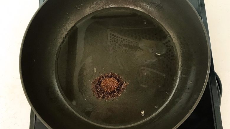武汉热干面,炒锅烧热后加入1勺大豆色拉油,烧热后加入花椒粉