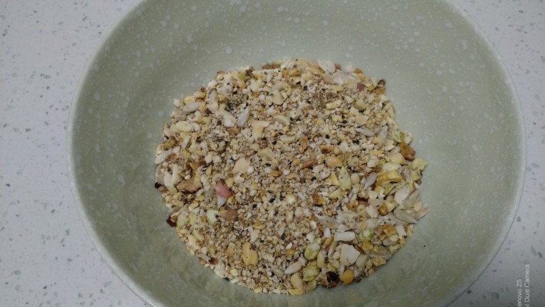 烙五仁月饼,装入保鲜袋,用擀面杖擀碎倒入大碗中。