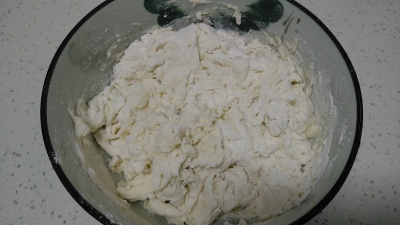 烙五仁月饼,面粉称好,加入适量清水搅拌成大絮状 。
