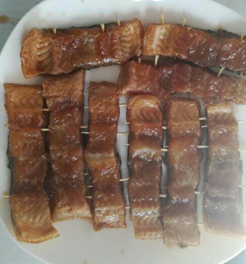 日式鳗鱼饭,浇上刚煮开的烤酱汁水,用竹签串好,没有竹签的可以用牙签,串起来防止烤的时候变形。