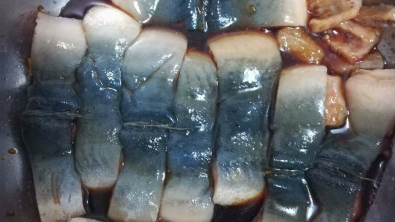 日式鳗鱼饭,把中断切成段,放入腌汁腌汁2小时左右,水烧开后大火蒸5分钟,蒸至7分熟,倒掉盘里的腌汁水,喜欢入味的可以腌汁一个晚上,但是这样比较容易破坏味道的新鲜美