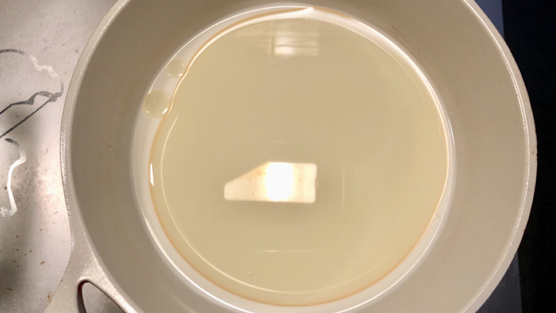 抹茶蛋糕卷,10克糖加<a style='color:red;display:inline-block;' href='/shicai/ 219'>牛奶</a>和油放入奶锅,小火加热,边加热边搅拌,直到糖完全融化,待冷却
