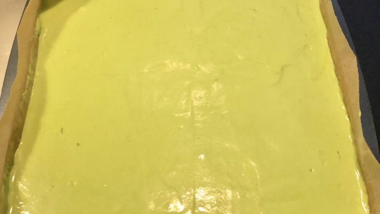 抹茶蛋糕卷,用刮板刮平,震出气泡