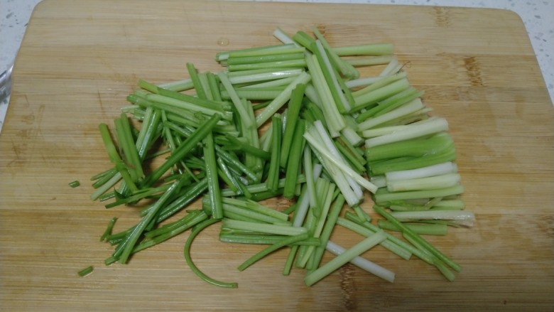 酱炒豆腐、素肠、小西芹,小西芹洗净,去除叶子和根部,切段。