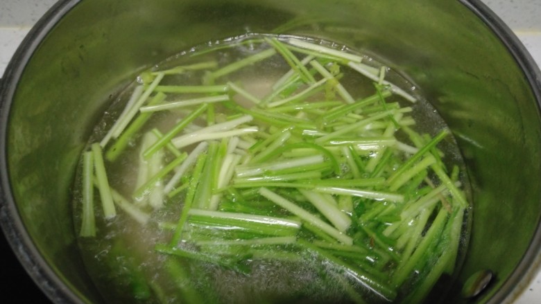 酱炒豆腐、素肠、小西芹,锅中放入适量盐、几滴油,水开后放入芹菜段。