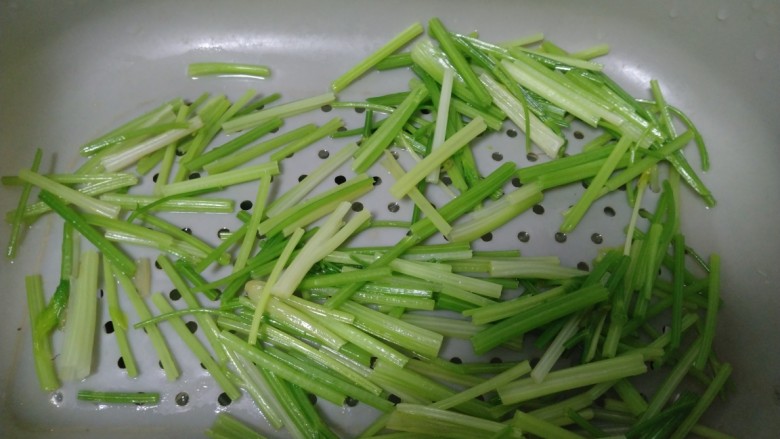 酱炒豆腐、素肠、小西芹,焯水1分钟,捞出。