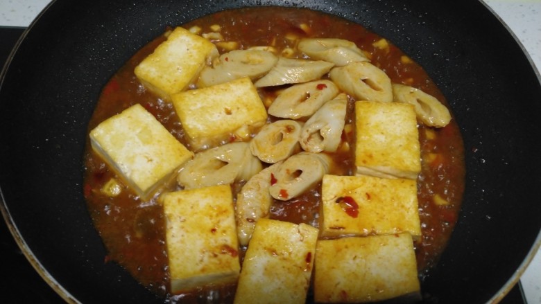 酱炒豆腐、素肠、小西芹,加入少许开水,放入素肠。