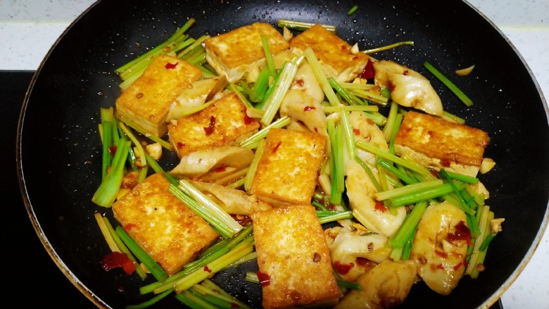 酱炒豆腐、素肠、小西芹,翻炒均匀,收汁。