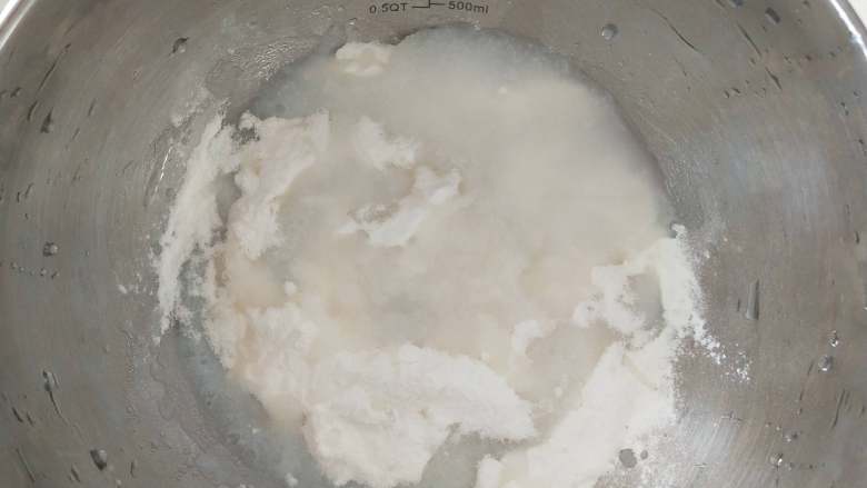 玫瑰栗蓉冰皮月饼,2.冰皮粉和热水混合。