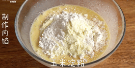 自制【咸蛋黄冰皮月饼】健康美味,加入<a style='color:red;display:inline-block;' href='/shicai/ 548'>低筋面粉</a>、<a style='color:red;display:inline-block;' href='/shicai/ 1124'>奶粉</a>和<a style='color:red;display:inline-block;' href='/shicai/ 512'>玉米淀粉</a>，搅拌均匀