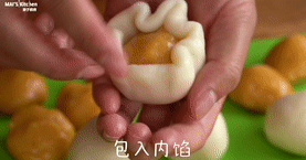 自制【咸蛋黄冰皮月饼】健康美味,取一份外皮捏扁,包入内馅收口