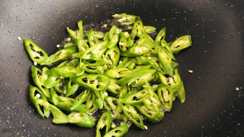 多做一步,牛柳又滑又嫩,味美多汁的青椒牛柳,锅内入油,下入线椒翻炒。