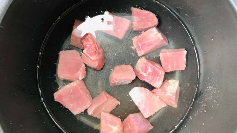 宝宝辅食之牛肉松,将肉块放入压力锅中,倒入一些水,水量需要没过肉块就可以了。