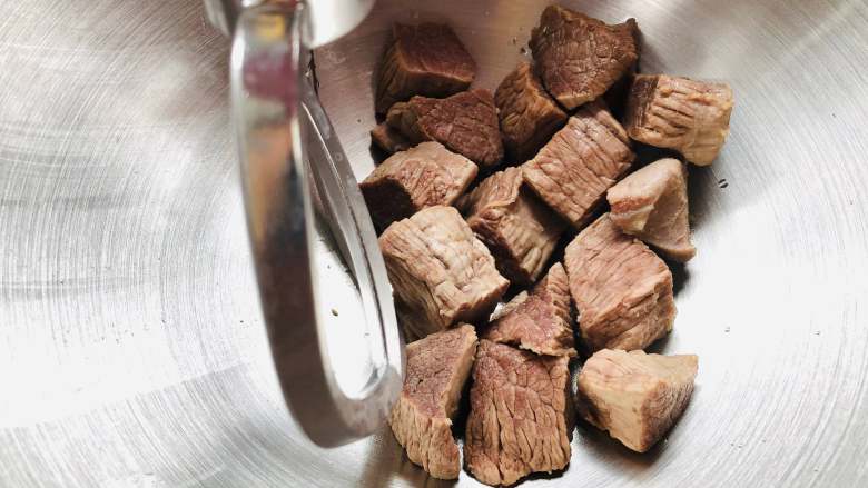 宝宝辅食之牛肉松,直接放到厨师机里用搅拌桨中低速把肉打散,