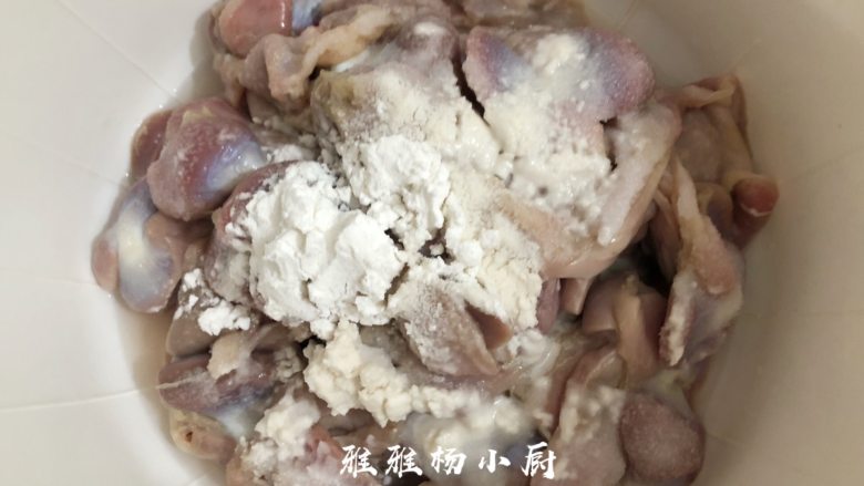 烤鸡肾,先将鸡胗上的油都去掉,洗干净,肠子上的黏液需要用刀刮一刮,接着用盐和玉米淀粉直接倒在鸡胗上抓搓2分钟,抓洗一次之后就不会有异味了