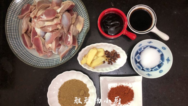 烤鸡肾,将洗好的鸡肾一切为四,这个厚度就好,不能切太薄,切好放在碗中备用,接着将需要用到的调料都准备好