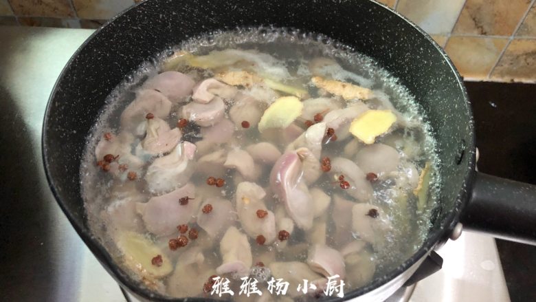 烤鸡肾,煮至鸡肾变色,水面都是浮沫的状态就可以离火