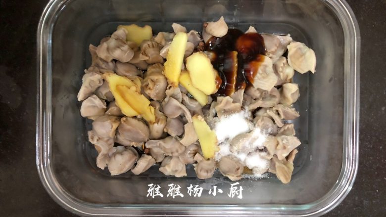 烤鸡肾,沥干水分的鸡肾倒入料理碗中,将盐,生抽,蚝油,还有少许孜然粉