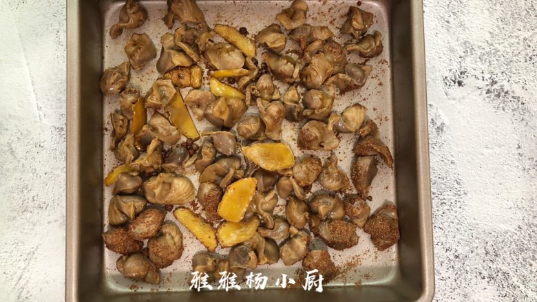 烤鸡肾,这样可以省去翻面的步骤,,接着将腌制好的鸡肾捞出平铺在烤盘上,最后所剩的孜然粉和辣椒粉一起撒在鸡肾表面