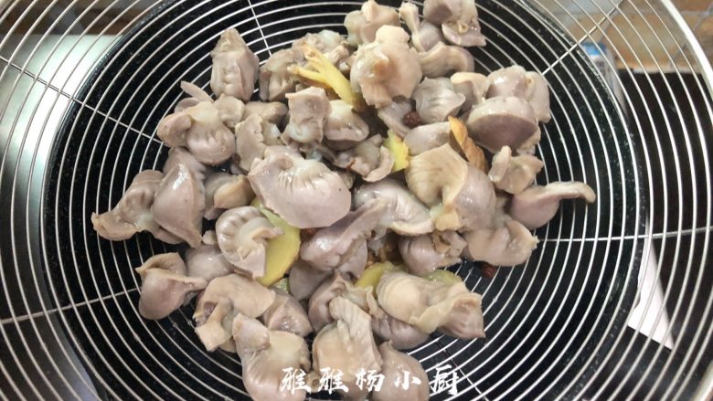 烤鸡肾,鸡肾用冷水再次清洗去浮沫,冲洗干净之后沥干水分