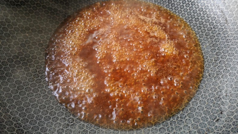 灯笼茄子,锅中留一点底油,倒入调好的料汁煮开。