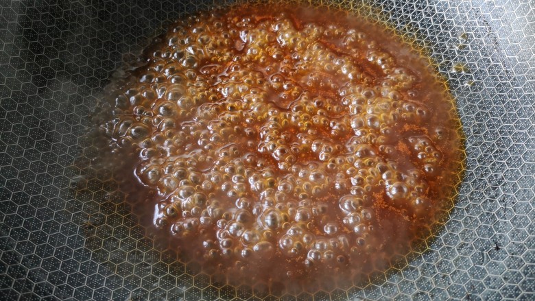 灯笼茄子,煮至浓稠,收汁关火。