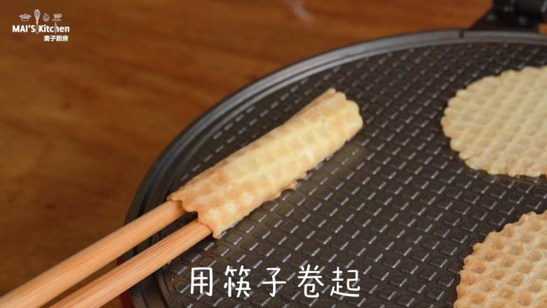 层层酥脆的美味【酸奶蛋酥卷】,使用筷子卷起来,置于晾架晾凉即可享用。
