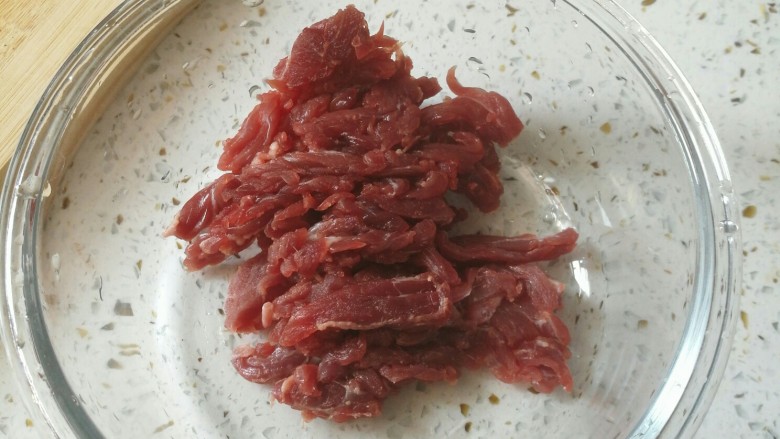 蒜苔炒牛肉,将<a style='color:red;display:inline-block;' href='/shicai/ 216'>牛肉</a>切好