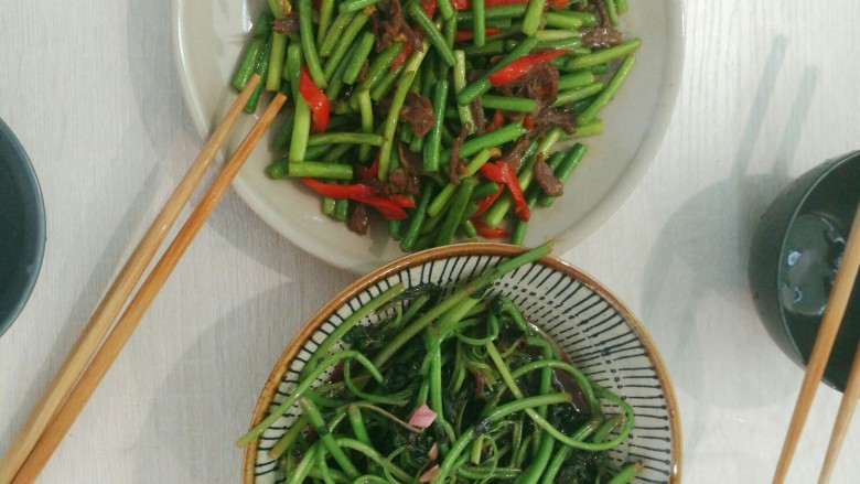 蒜苔炒牛肉,再随便炒个青菜，一顿简单又健康的午饭就做好啦~