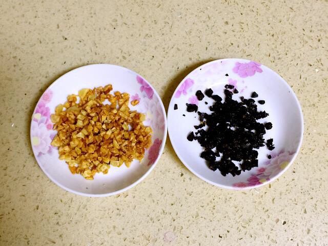 豉汁蒸排骨,4、锅中倒少许油,小火炒香蒜末成蒜酥,豆豉也用小火炒香成豆豉酥。