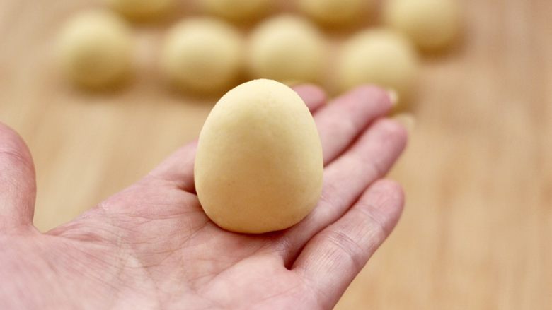小鸡窝窝头,取其中一个面团,搓成圆锥形状。
