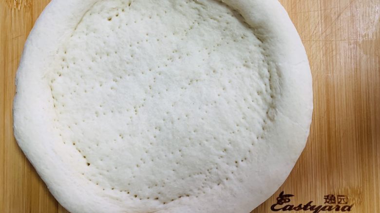 榴莲披萨🍕,烤好的饼胚放凉后,装入保鲜袋可以放入冰箱冷冻保存。下次做披萨的时候不用解冻,直接放上辅料进入烤箱直接烤。