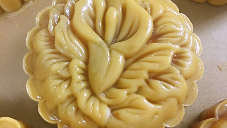 双黄白莲蓉,放入烤盘,印出花纹