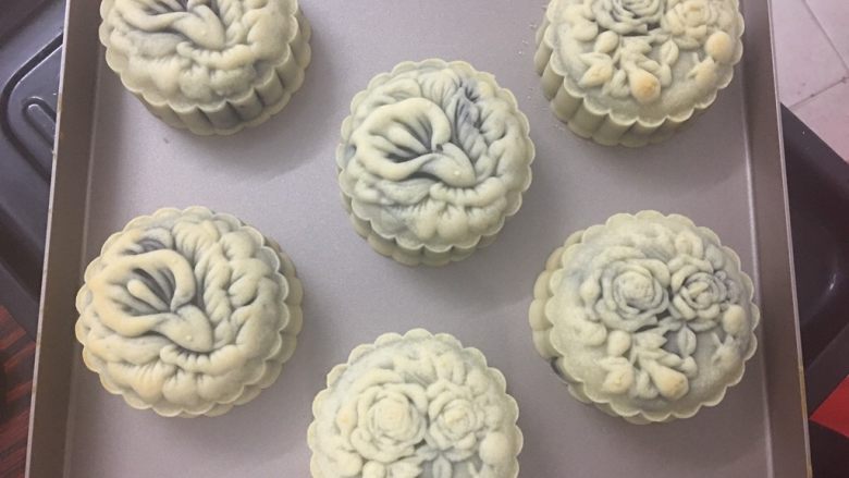 双黄白莲蓉,表面有点上色取出,放凉