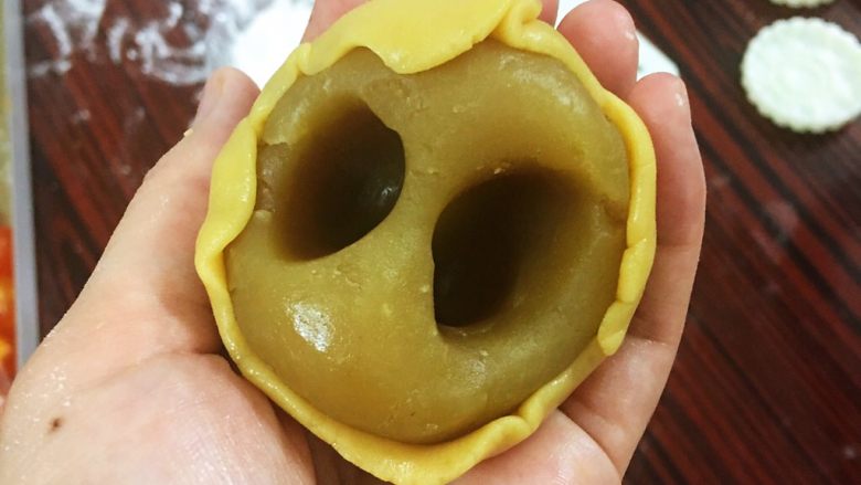 双黄白莲蓉,在莲蓉中间戳两个洞,如图