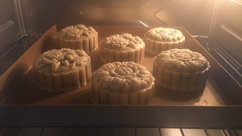 双黄白莲蓉,再次入炉上下火200度,烤10-12分钟
颜色看自己喜欢而定时间。