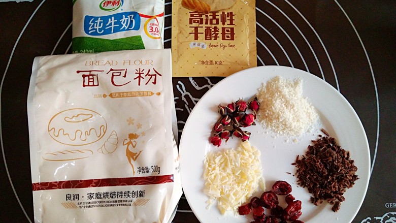 巧克力甜甜圈,准备食材。黑巧克力和白巧克力削成巧克力碎备用,<a style='color:red;display:inline-block;' href='/shicai/ 660'>蔓越莓</a>可根据需要选择是否切碎。