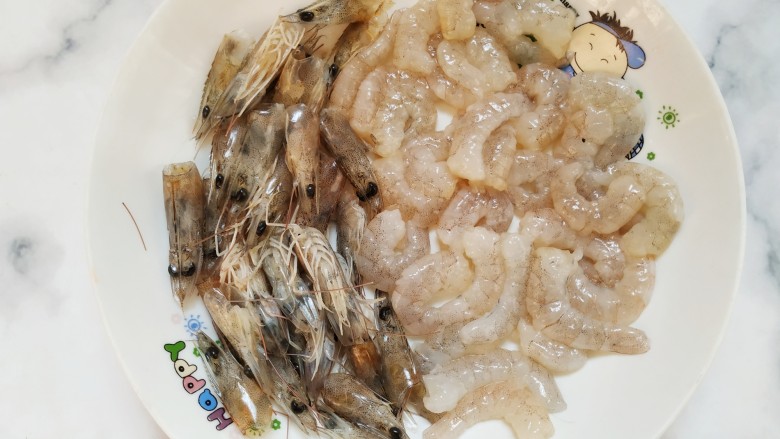 鲜美好吃的什锦鲜虾粥,<a style='color:red;display:inline-block;' href='/shicai/ 513'>香米</a>提前浸泡1小时，虾挤出虾脑、抽出虾线，留虾头，剥出虾仁用盐、料酒、胡椒粉和少许淀粉拌匀腌制。