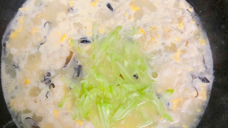 宝宝鲜鱼羹,最后加入黄瓜丝煮2分钟,放入小半勺盐关火出锅。