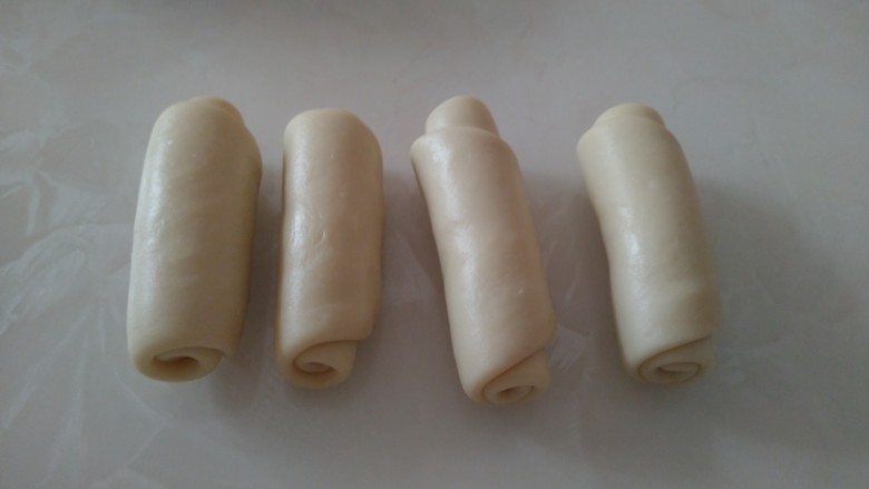 江豆蛋黄酥,擀成牛舌状再从上往下压扁,醒面10分钟。