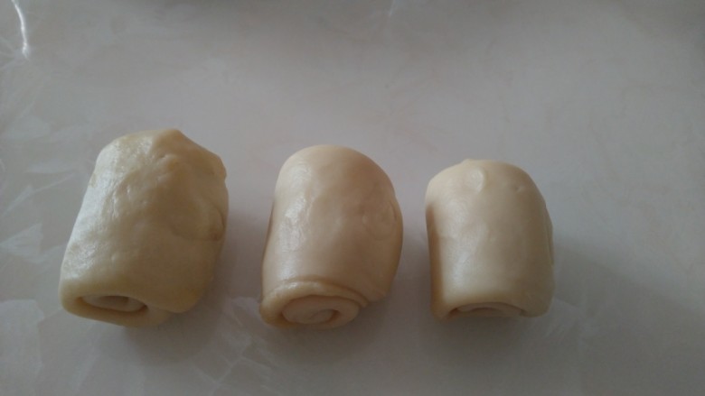 江豆蛋黄酥,再压扁再从上往下卷起,再醒面10分钟。