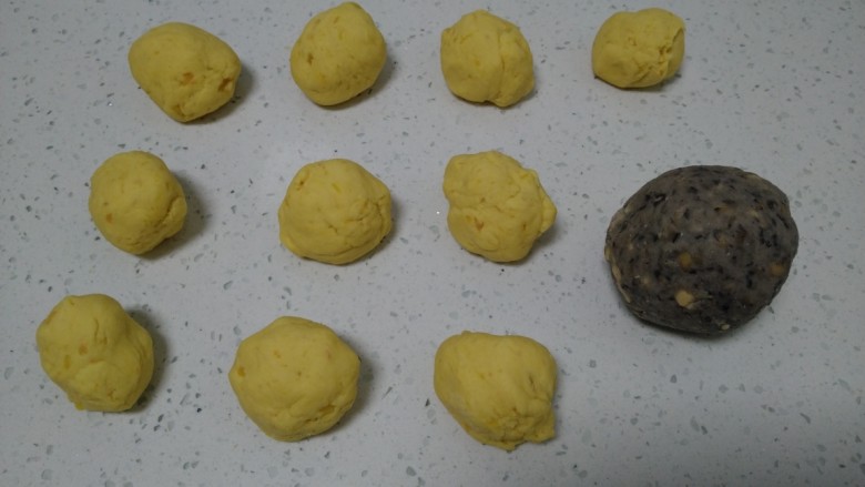 红薯、糯米、豆沙芝麻小饼,平均分成10份,豆沙馅准备好。