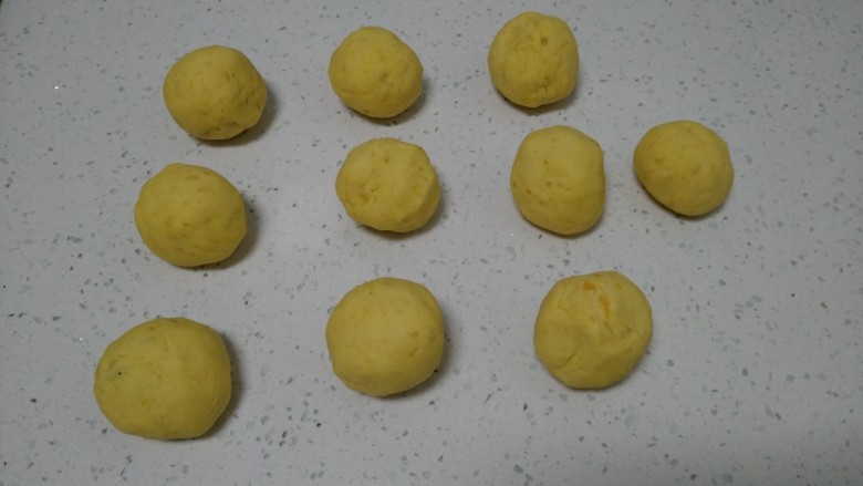 红薯、糯米、豆沙芝麻小饼,用手将红薯团压扁包入豆沙馅,再收紧口团圆。