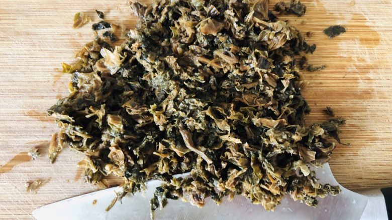 中秋必吃的梅干菜鲜肉月饼,外皮酥脆,内馅鲜香好吃到爆,泡好的梅干菜控<a style='color:red;display:inline-block;' href='/shicai/ 156925'>水</a>捞出,切碎一点。这样口感更好。