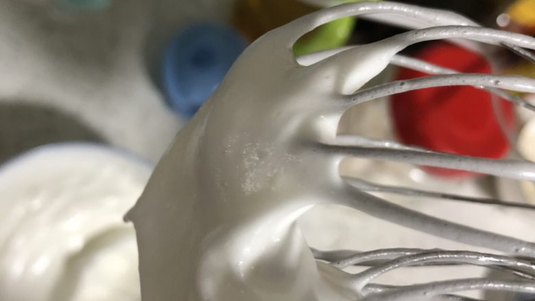 纸杯蛋糕,蛋清加入剩下的白糖,用电动打蛋器打发。(打发至提起打蛋器有这种短而直的小尖角即可)