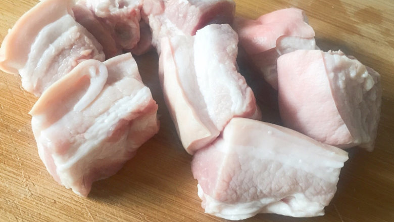 蜜汁烤肉,控干水份或用厨房纸吸干,菜刀切成长8公分宽5公分的肉块